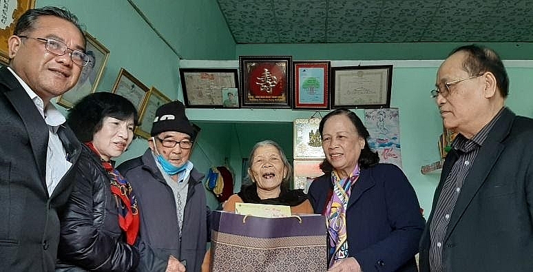 Chủ tịch Phạm Thị Hải Chuyền trao quà Tết cho gia đình cụ Nguyễn Thuật.