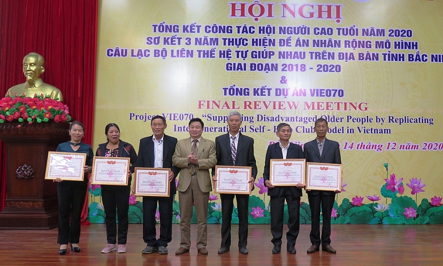 Phó Chủ tịch TW Ngô Trọng Vịnh trao bằng khen cho các CLB