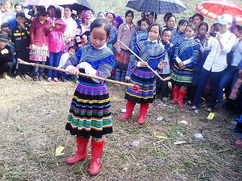 Điệu múa sinh tiền của trẻ em người Mông.