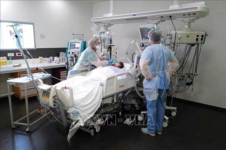 Nhân viên y tế điều trị cho bệnh nhân mắc COVID-19 tại một bệnh viện ở Colmar, (Pháp)