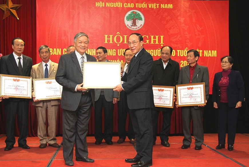 Phó Chủ tịch Nguyễn Hòa Bình trao Bằng khen TƯ Hội cho Hội NCT tỉnh Lạng Sơn đạt thành tích xuất sắc năm 2020 