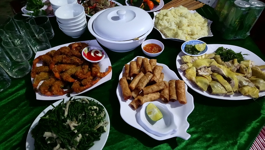 Mâm cỗ “Giỗ sống” có rất nhiều món ăn truyền thống là sản vật địa phương