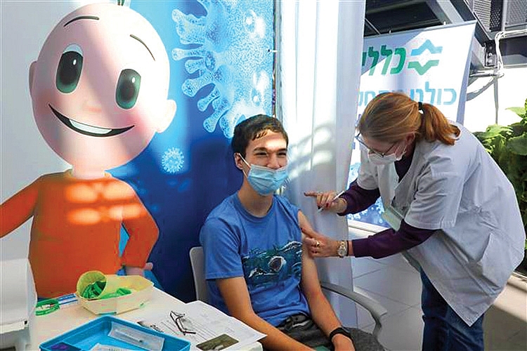 Nhân viên y tế tiêm vaccine phòng COVID-19 cho người dân Tel Aviv, Israeli