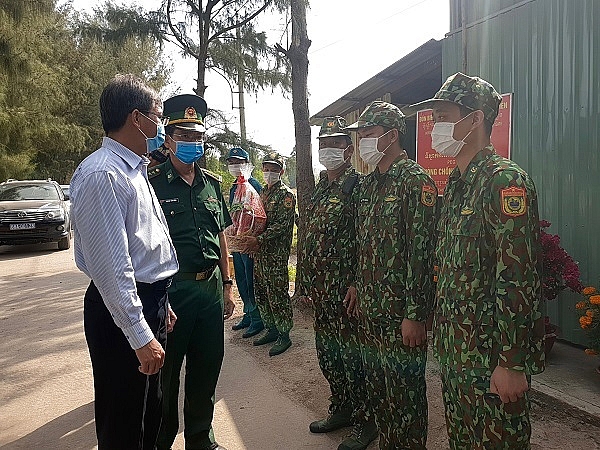Ông Nguyễn Lưu Trung (bìa trái) thăm hỏi các chiến sĩ thực hiện công tác phòng chống, dịch Covid - 19 tại chốt số 15, Đồn Biên phòng Cửa khẩu Quốc tế Hà Tiên.