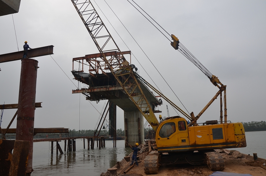 Lắp đặt thi công đúc hẫng khoang thông thuyền cầu Sông Chanh 2