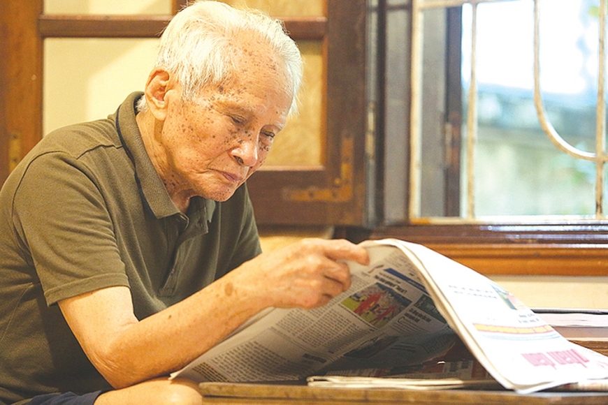 Thói quen hằng ngày được ông duy trì là việc đọc báo, xem tin trên mạng.