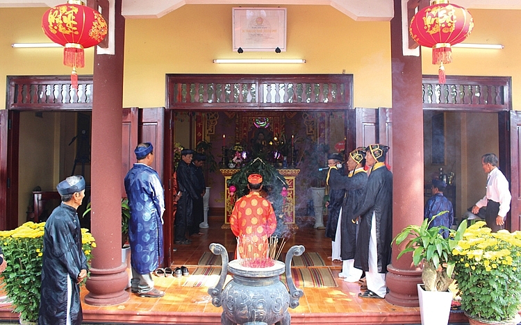 Rộn ràng lễ hội Dinh Bà Chiêm Sơn