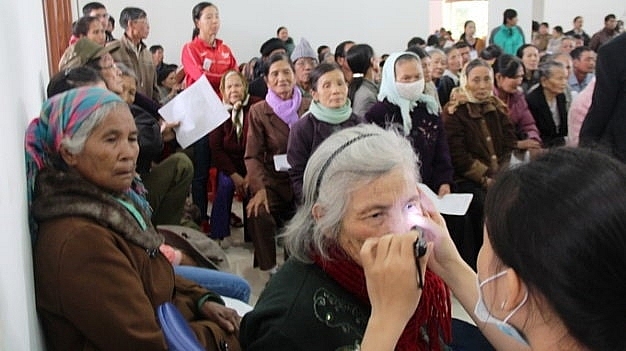 Hội viên NCT đang được khám mắt.