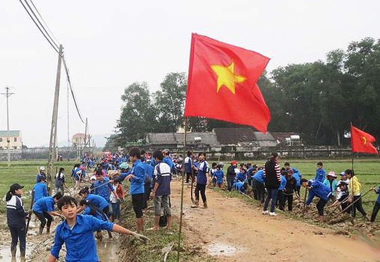 Thanh niên xã Võ Liệt làm thủy lợi nội đồng.