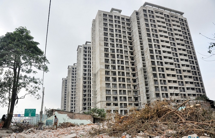 Khu nhà ở cho sinh viên tại khu đô thị Pháp Vân - Tứ Hiệp được khởi công xây dựng từ năm 2009, nhưng đến nay khu nhà A2, A3 mới chỉ xong phần thô và bỏ hoang nhiều năm