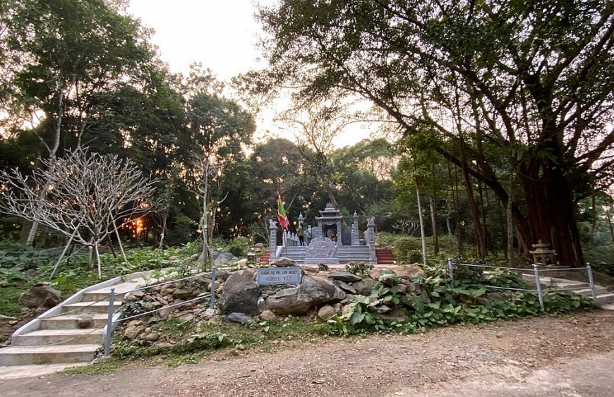 Cần làm rõ việc Trường Đại học Lâm nghiệp xây dựng am, miếu thờ trong rừng đặc dụng