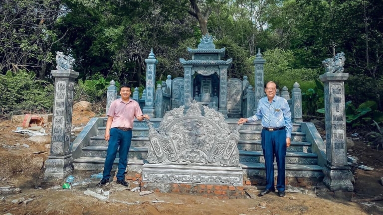 Ông Trần Văn Chứ (bên phải), Hiệu trưởng Trường Đại học Lâm nghiệp tại khu am, miếu xây dựng không phép trên rừng đặc dụng.