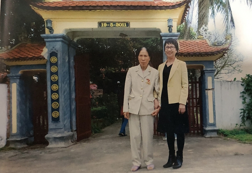 Bà Trần Thị Hiền (bên phải) và bà Đỗ Thị Mến tại cổng Đền thờ Bác Hồ