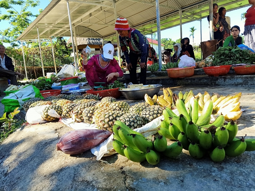 Trước đây chợ chưa được xây dựng, bà con chỉ biết mang hàng nông sản bày bán bên đường