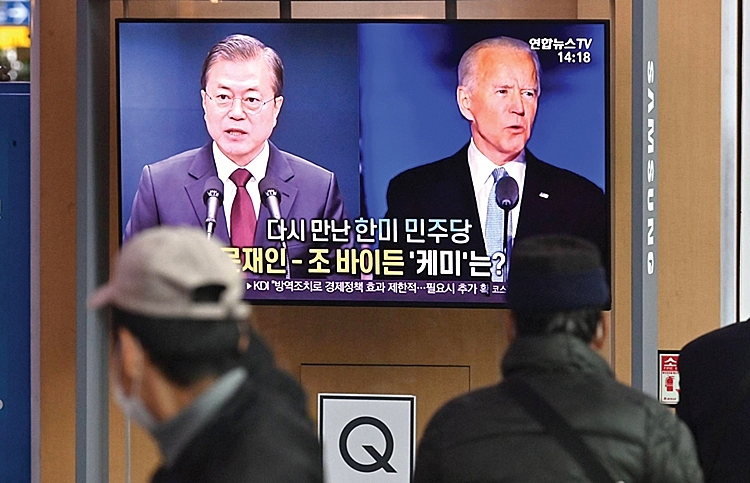 Một bản tin tại Hàn Quốc với hình ảnh Tổng thống Moon Jae-in và người đồng cấp Mỹ Joe Biden