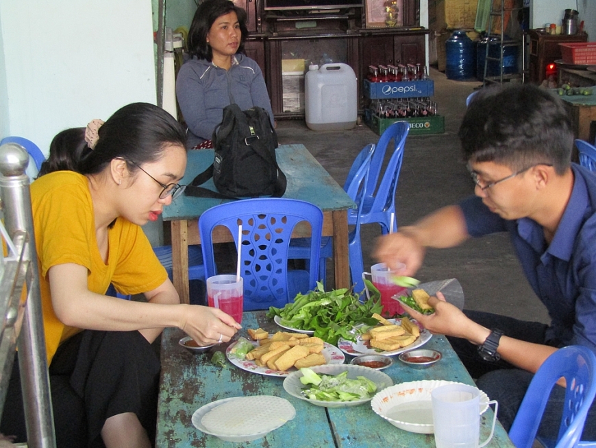 Khách đến thưởng thức món đậu hũ chiên