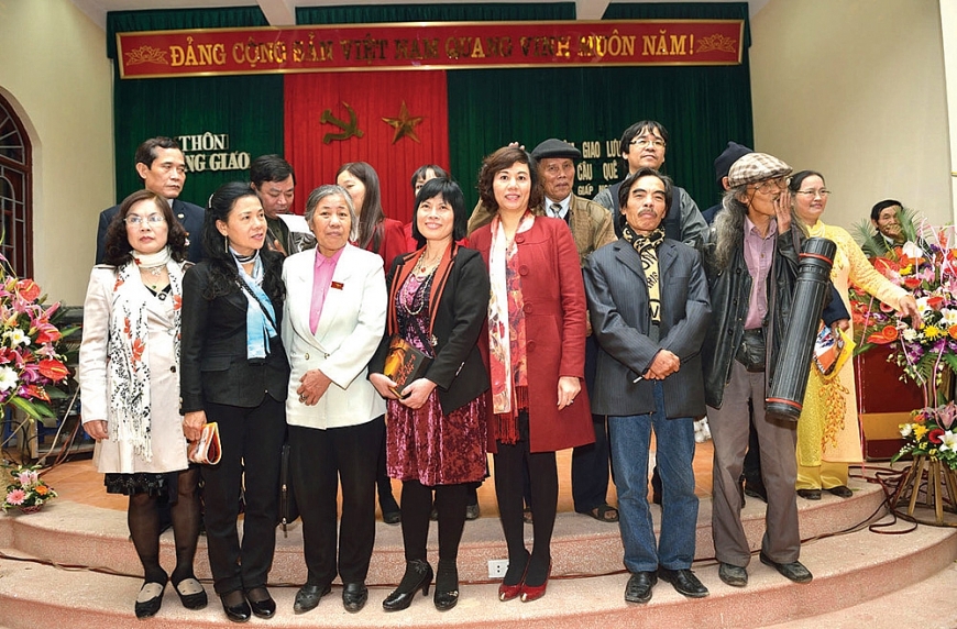 Làng thơ 25 mùa hoa