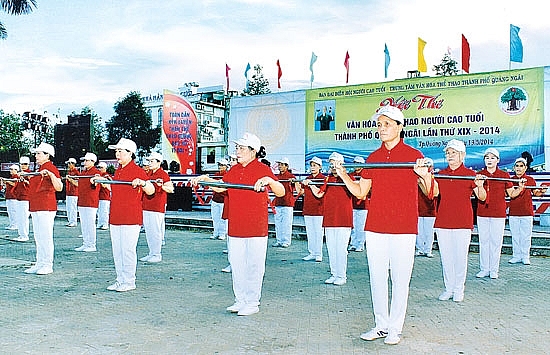 Người cao tuổi tỉnh Quảng Ngãi trình diễn các bài tập dưỡng sinh tại Hội thi văn hóa thể thảo