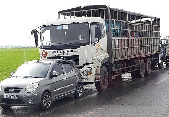 Hiện trường vụ nhóm người của Công ty TNHH Hưng Long bắt giữ xe và hàng hóa của Công ty Liên Quảng Thành ngày 29/9/2020. Hiện trường vụ nhóm người của Công ty TNHH Hưng Long bắt giữ xe và hàng hóa của Công ty Liên Quảng Thành ngày 29/9/2020.