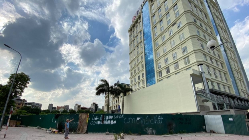 Bà Nguyễn Thị Bẩy đang chỉ khu đất bị thu hồi.