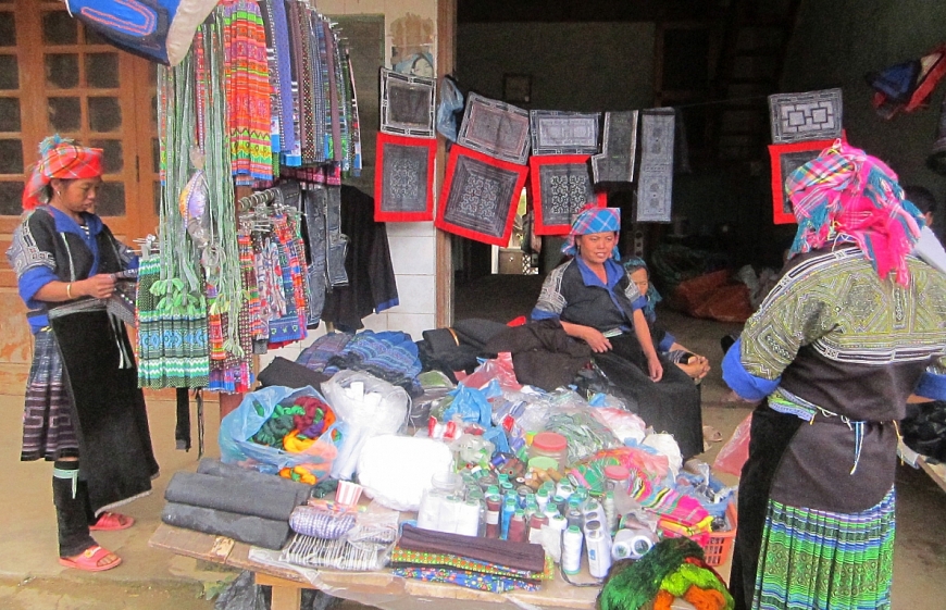 Không gian thổ cẩm của đồng bào Mông Trạm Tấu tại chợ phiên. 
