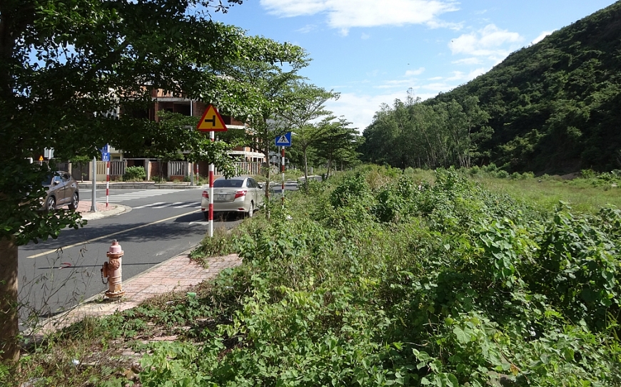 Ô-400, khu xăng dầu quân đội, được giới hạn bởi đường số 10 (nơi có chiếc ô tô con màu trắng đang đậu) đã được triển khai làm Khu đô thị thương mại Mipeco. Phần đất của dân khai hoang phía bên phải sát  chân núi Chụt đang có những lùm cây bạch đàn xanh tốt.