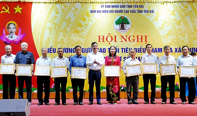 Các tập thể, cá nhân nhận Bằng khen của UBND tỉnh Yên Bái vì đã có thành tích xuất sắc trong tham gia xây dựng hệ thống chính trị ở cơ sở.