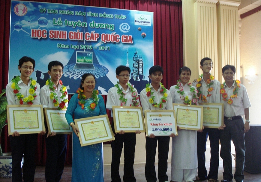 Nhà giáo Nhâm Thị Tư và đội tuyển học sinh giỏi