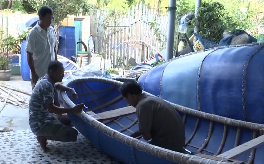 Chiếc thuyền trăng của ông Chín được làm từ thùng phuy loại 200 lít cùng với một số nguyên liệu phụ như cước, ốc vít, tre…