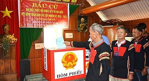 Người cao tuổi dân tộc thiểu số tỉnh Đắk Lắk tham gia bầu cử đại biểu Quốc hội khóa XIV, năm 2016