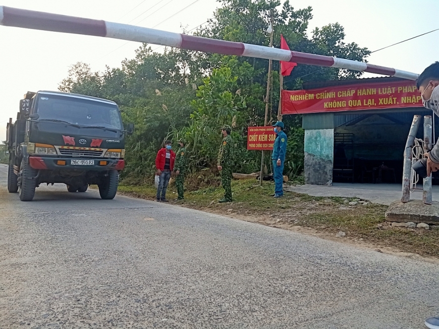     Cán bộ chiến sĩ Đồn Biên phòng Quảng Đức (huyện Hải Hà) cùng dân quân địa phương kiểm tra, ngăn chặn người nhập khẩu trái phép trên địa bàn biên phòng.