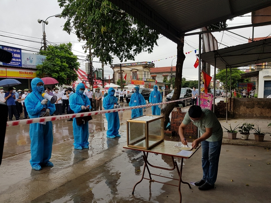 Để cuộc bầu cử đại biểu Quốc hội khóa XV và đại biểu HĐND các cấp nhiệm kì 2021 – 2026 thành công, trong tình hình dịch bệnh Covid-19 diễn biến phức tạp, các huyện, thị xã, thành phố của tỉnh đề tổ chức diễn tập bầu cử với tình huống giả định trong khu dân cư bị phong tỏa do dịch bệnh Covid-19.  