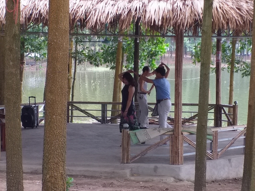 Người cao tuổi đến tập  khiêu vũ  bên hồ Yên Trung