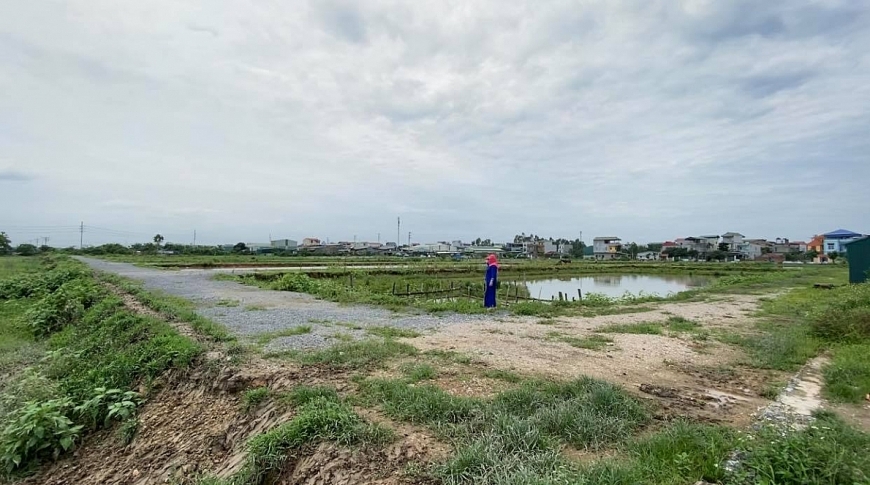 Bà Sâm đang chỉ khu đất quy hoạch 10% đất dịch vụ giao cho Nhân dân, vẫn để hoang hóaBà Sâm đang chỉ khu đất quy hoạch 10% đất dịch vụ giao cho Nhân dân, vẫn để hoang hóa