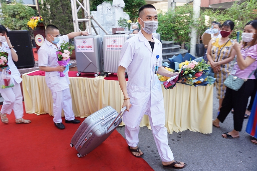 Các y bác sĩ, nhân viên y tế tỉnh Quảng Ninh lên đường làm nhiệm vụ hỗ trợ tỉnh Bắc Giang phòng, chống dịch Covid-19.1