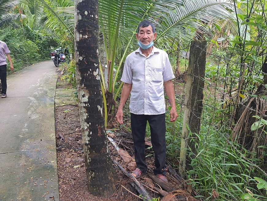 Ông Tâm đứng trên phần đất của mình nhưng bị Tòa buộc giao cho bà Út để mở lối đi.