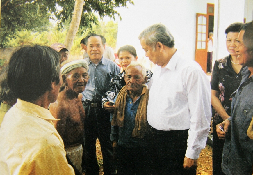 Chủ tịch Nguyễn Tấn Trịnh thăm NCT nghèo TP Pleiku năm 2009.