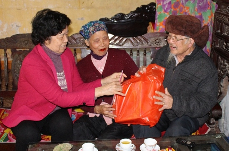 Chủ tịch Cù Thị Hậu tặng quà tết gia đình cụ Lê Hồng Khanh (84 tuổi), thôn Tạ Thượng, xã Chính Nghĩa, huyện Kim Động, tỉnh Hưng Yên năm 2016