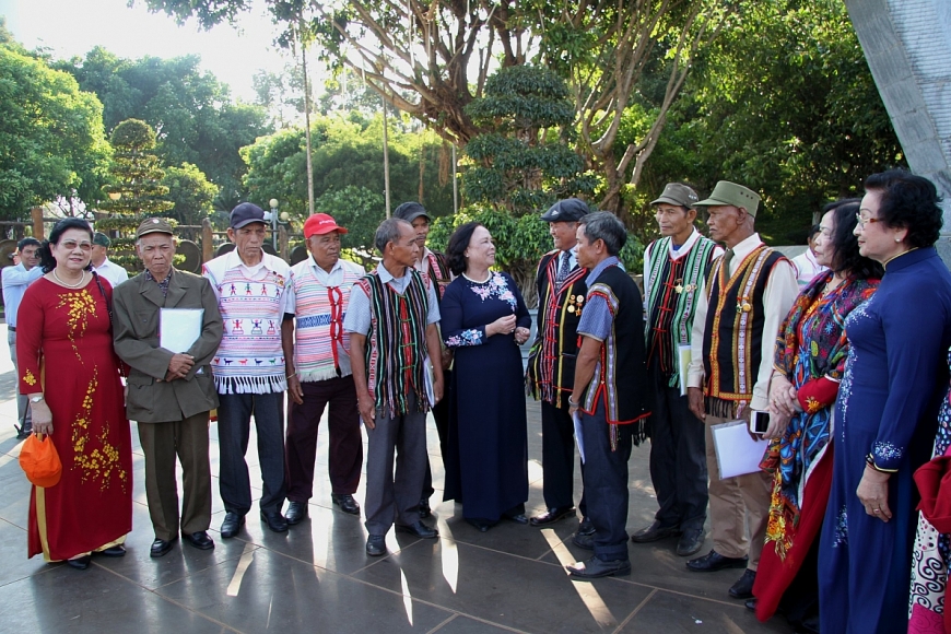 Chủ tịch Phạm Thị Hải Chuyền với các đại biểu dự Hội nghị tổng kết 10 năm thực hiện Quyết tâm thư của già làng các dân tộc Tây Nguyên năm 2019.