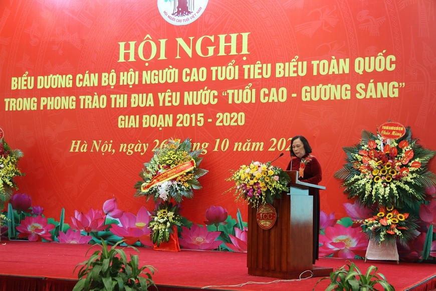 Chủ tịch Phạm Thị Hải Chuyền phát biểu tại Hội nghị biểu dương cán bộ Hội NCT tiêu biểu năm 2020
