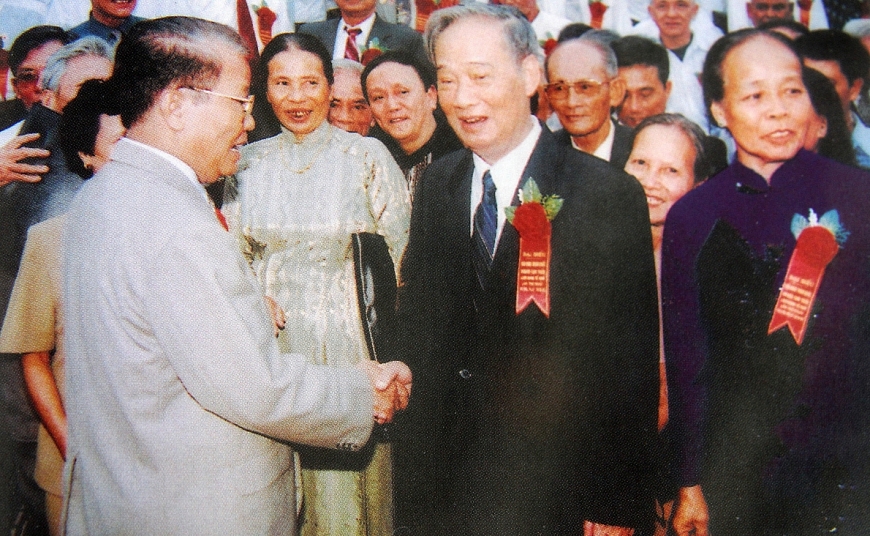 Chủ tịch Hội Vũ Oanh với các đại biểu dự Đại hội thi đua yêu nước lần thứ I Hội NCT Việt Nam