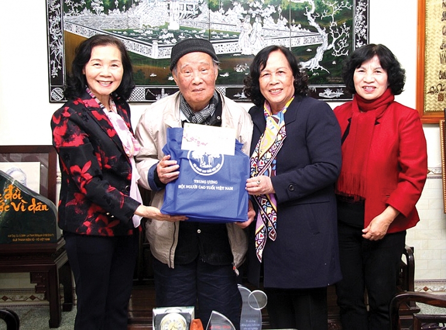 Chủ tịch Phạm Thị Hải Chuyền tặng quà chúc Tết cụ Vũ Oanh