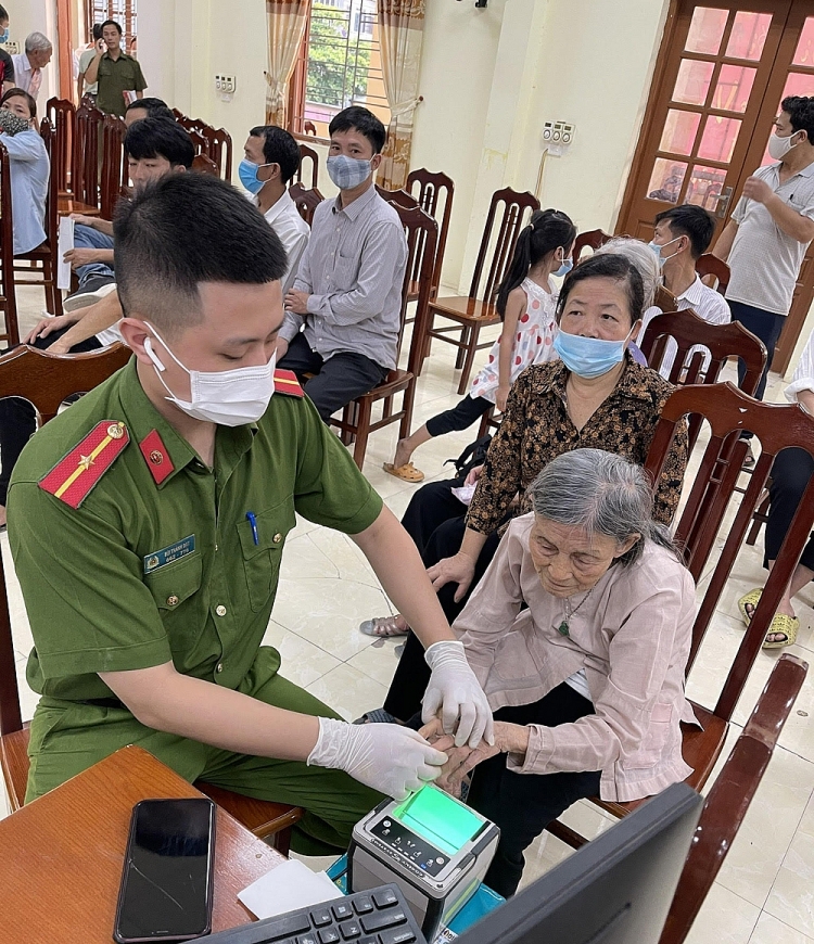 Vừa làm tốt công tác phòng chống dịch vừa đảm bảo đúng tiến độ cấp CCCD