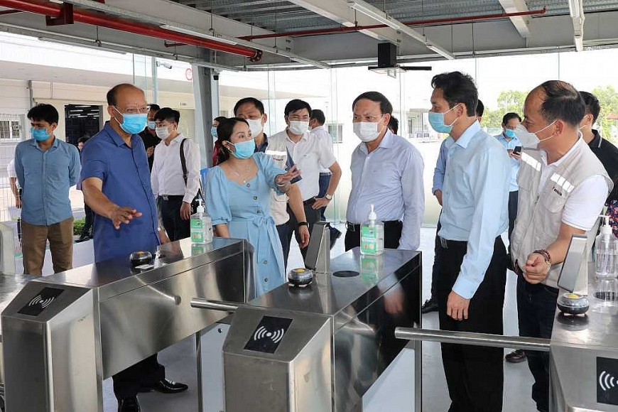  Đồng chí Nguyễn Xuân Ký, Bí thư Tỉnh ủy Quảng Ninh(người thứ 3 từ phải  sang)-  kiểm tra cổng kiểm tra Nhà máy Bumjin Electronics, KCN Đông Mai. Ảnh Nguyễn Túc