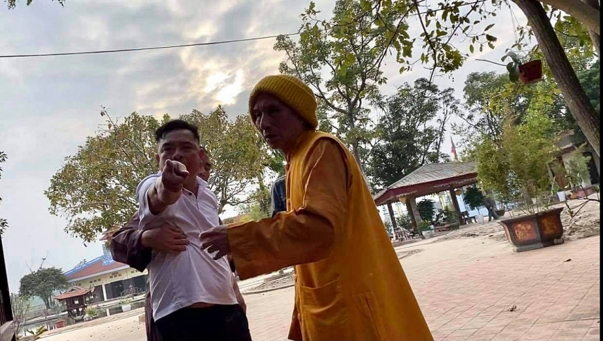 Mặc dù có người can ngăn nhưng đối tượng Đàm Văn Thoại vẫn đe dọa và chửi bới phóng viên.