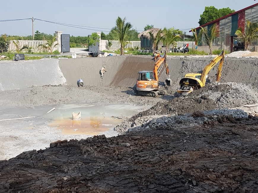               Xây dựng ao lắng ở cơ sở nuôi tôm của anh Nguyễn Chí Tình.