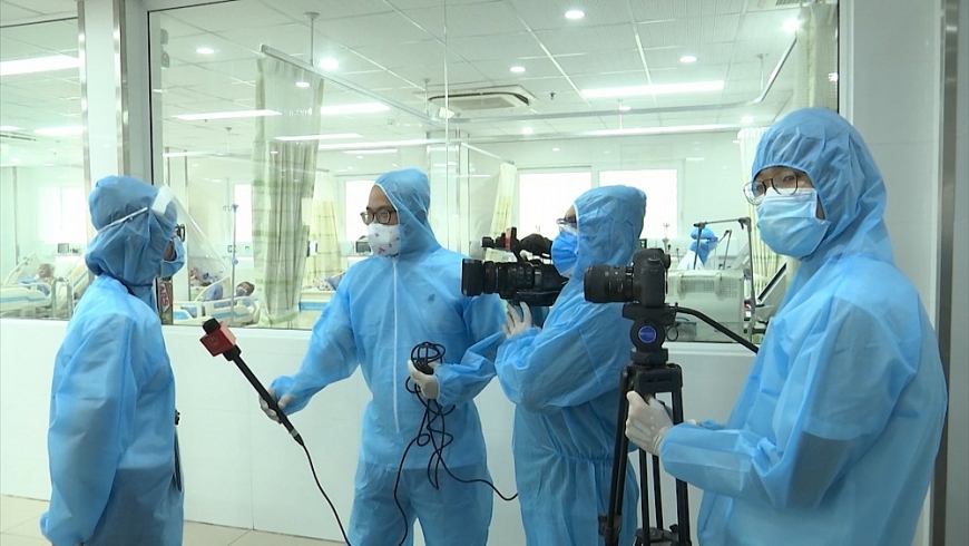 Phóng viên tác nghiệp tại tâm dịch Đà Nẵng.