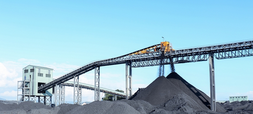 Rót than tại tuyến băng tải cảng Điền Công. Ảnh Mạnh Linh.