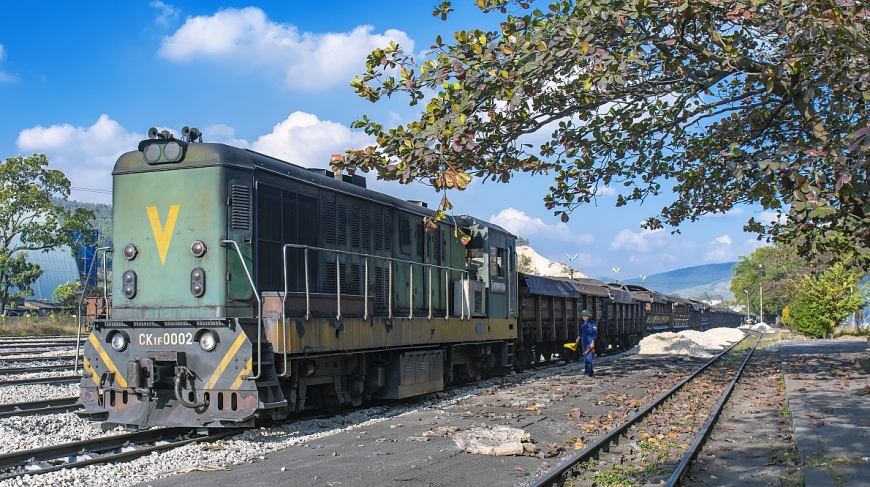  Đoàn tàu của Công ty Kho vận Đá Bạc chở than từ mỏ Vàng Danh ra cảng Điền Công.   Ảnh: Mạnh Linh