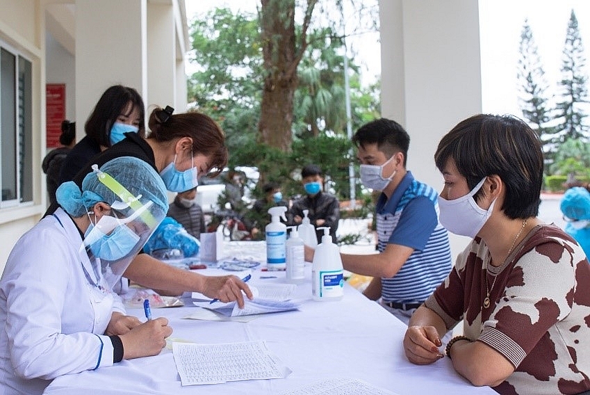 Y, bác sĩ Bệnh viện Việt Nam-Thụy Điển lấy mẫu xét nghiệm Covid -19 cho cán bộ, công nhân Công ty Kho vận Đá Bạc. Ảnh: Mạnh Linh